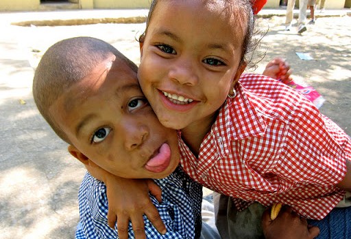 dos niños abrazados, República Dominicana