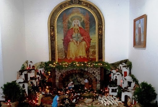 Nacimiento en espera del Niño Jesús en el Palacio Arzobispal, de fondo el cuadro de la Virgen de Coromoto