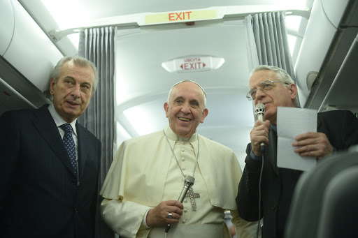 Pope Francis (C) addresses journalists aboard a plane at the end of his three day visit in Turkey, on November 30, 2014. &#8211; es