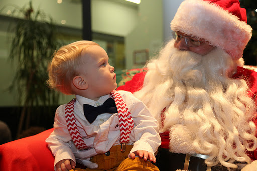 Santa Claus con un niño en brazos