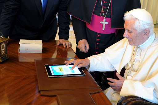 Pope Benedict XVI touches a touchpad to send a tweet &#8211; es