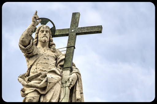 Christ Statue on top of St. Peter&#8217;s Basilica&#8217;s facade &#8211; Jesus &#8211; Cross &#8211; Vatican &#8211; Antoine Mekary &#8211; es
