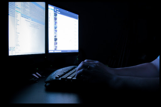 WEB-Computer-Dark-Night-Monitor-Daniel-James-CC &#8211; es