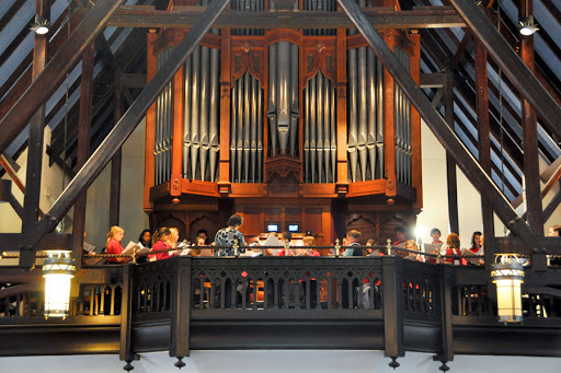 A musical group singing in a mass with an organ &#8211; es