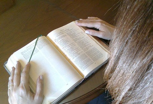 Mujer meditando la Biblia