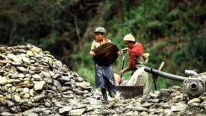 niño trabajando en una mina en Ecuador
