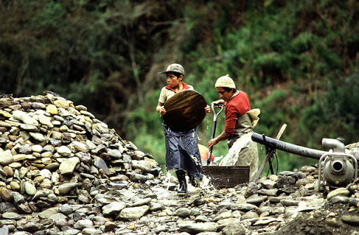 niño trabajando en una mina en Ecuador