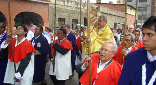 El Padre Ramón Vinke recorre las calles de Prado de María con el Santísimo Sacramento. Venezuela