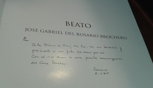 La postal firmada por el Papa con el deseo de pronta canonizacion del cura Brochero