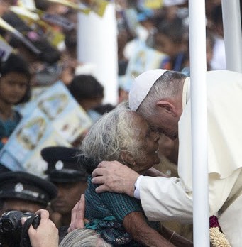 Pope Francis greets an elderly woman as he arrives in Madhu &#8211; AFP &#8211; es