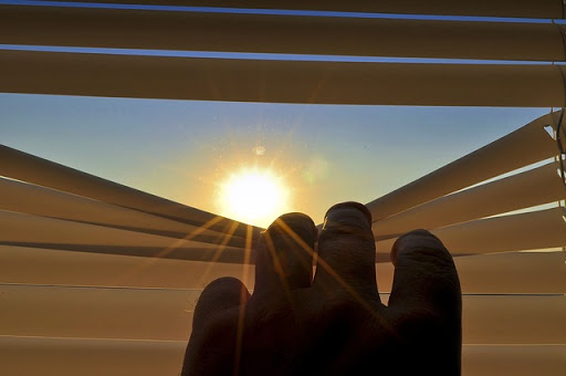 Mirando el sol a través de una persiana