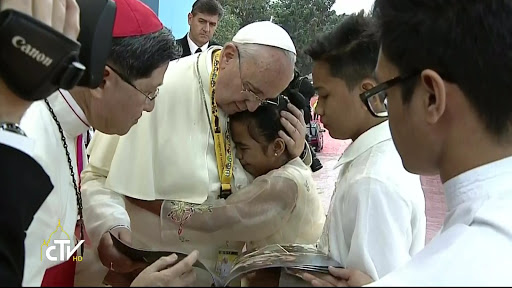 papa francisco con niños huérfanos en filipinas 2