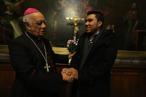 Mexican Archbishop of Morelia Alberto Suárez Inda (L) is congratulated by a priest at Morelia Cathedral &#8211; es