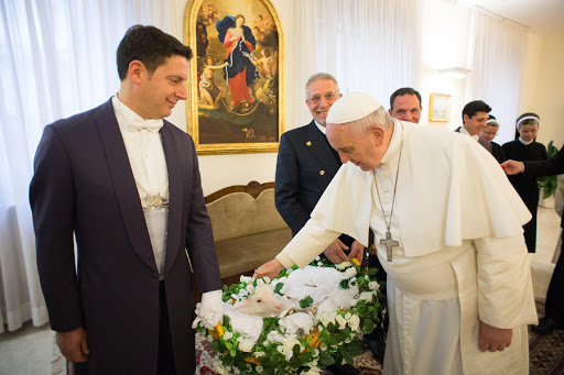 Pope Francis petting a lamb on January 21, 2015 at the Vatican in honor of the feast of St. Agnes – AFP – es