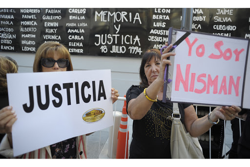 Women hold placards that read «Justice» and «I Am Nisman» during a rally in front of the headquarters of the AMIA in Buenos Aires on January 21, 2015 &#8211; AFP &#8211; es