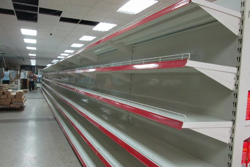 A Venezuelan supermarket with empty shelves &#8211; es