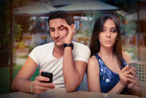 Secretive Couple with Smart Phones in Their Hands &#8211; Young adult couple has privacy problems with modern technology &#8211; es