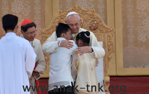 Papa Francisco con niños huérfanos en filipinas
