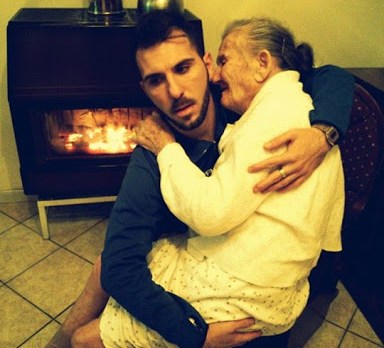 Foto dell&#8217;anno, ragazzo con nonna &#8211; es