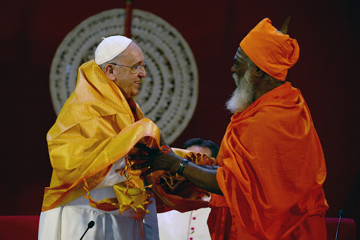 Pope Francis with the Hindu priest Kurukkal SivaSri T Mahadeva &#8211; AFP &#8211; es