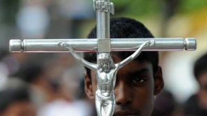 Sri Lankan Christian devotees take part in the annual Way of the Cross ritual – es