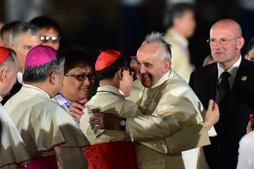 Pope Francis embraces a cardinal arriving at a military airbase in Manila &#8211; AFP &#8211; es