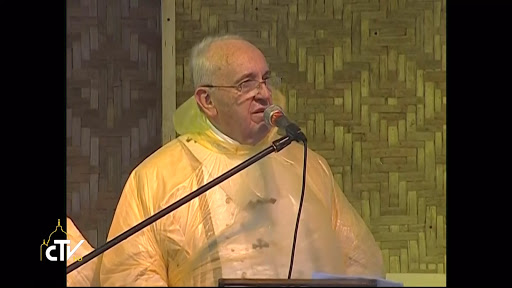 papa francisco en misa en tacloban