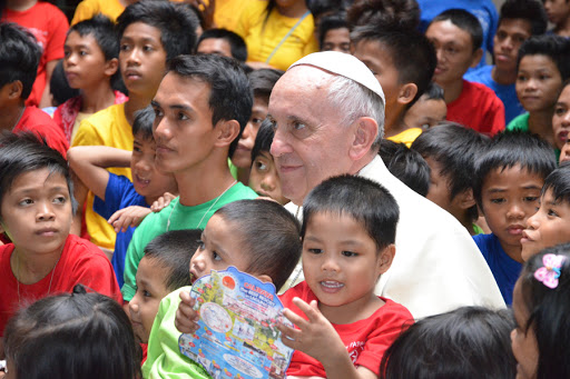 Pope Francis with the children &#8211; es