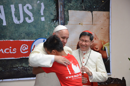 Pope Francis with the boy of Manila 1 &#8211; es
