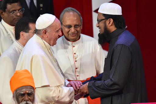 Pope Francis shakes hands with Muslim Maulavi Ash-Sheikh M.F.M. Fazil &#8211; AFP &#8211; es