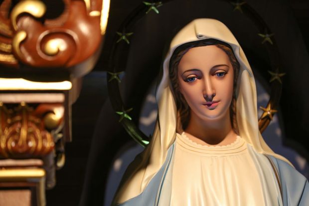 virgin mary statue