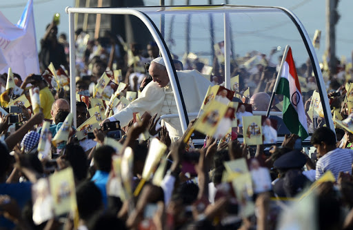 Pope Francis greets people as he arrives to lead a canonisation mass for Joseph Vaz in the Sri Lankan capital Colombo on January 14, 2015. &#8211; es