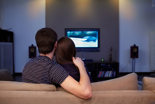 matrimonio joven mirando tv