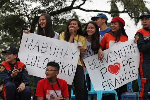 Filipinos eagerly await the motorcade of Pope Francis to pass by during his visit to Manila on January 16, 2015 &#8211; es