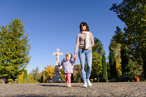 Mother and daughter walking at church &#8211; es