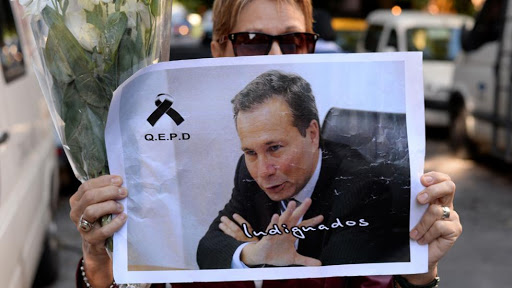 Mujer con cartel del Fiscal Nisman Q.E.P.D
