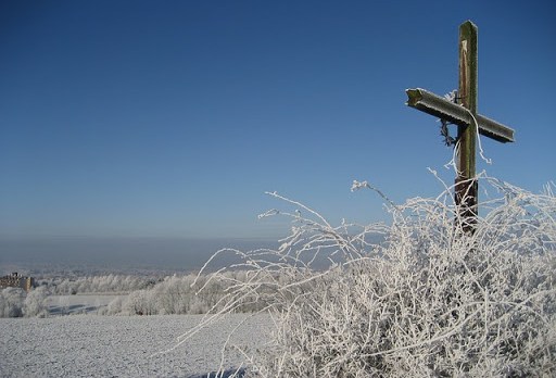 cruz en paisaje nevado