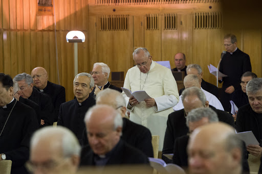 Pope Francis praying with the cardinals and bishops &#8211; CPP &#8211; es