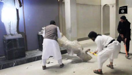 Isis distrugge arte Mosul &#8211; es