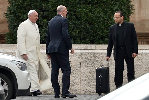 Pope Francis leaves the Vatican for the start of his spiritual retreat with the Roman curia in Arriccia, near Rome, on February 22, 2015 at the Vatican. &#8211; es