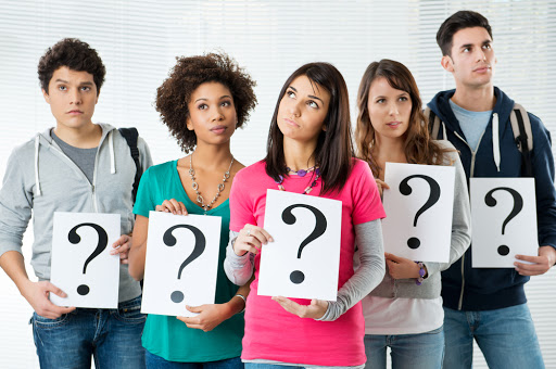 Students Holding Question Marks, What Kind of Future Could Have? &#8211; es