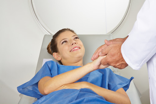 Doctor calming a young patient before MRI scan in radiology &#8211; es