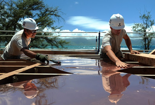 trabajadores arreglando un techo