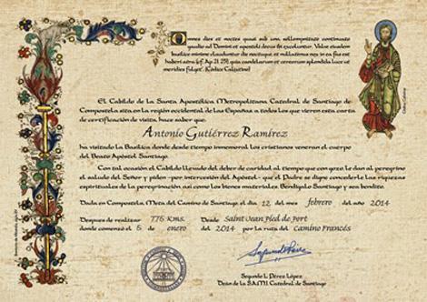 El «Certificado de Distancia» posee un formato más grande que «La Compostela». Viene impreso en papel de pergamino