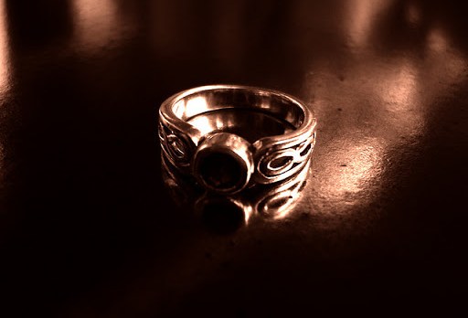 anillo de hombre en fondo oscuro
