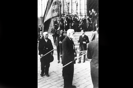 Antonio Gaudi in procession Corpus Christi – es