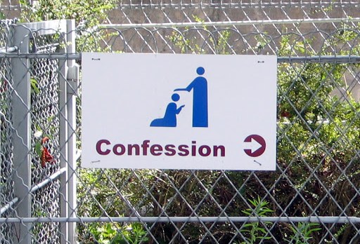 cartel indicando donde están los confesionarios