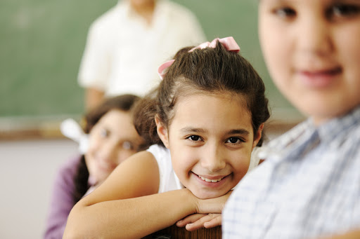 Children in classroom &#8211; es