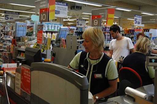 A cashier in a big supermarket &#8211; es