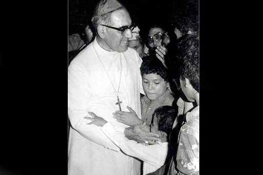 Mgr Oscar Romero with poor people &#8211; es